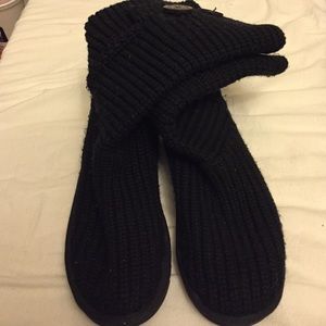 Selling these black knitted uggs