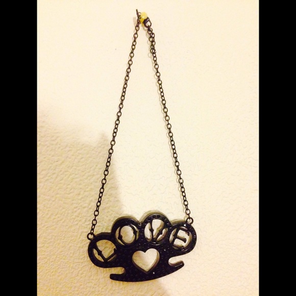 🔴SOLD🔴Brass knuckles "LOVE" necklace - Picture 2 of 3