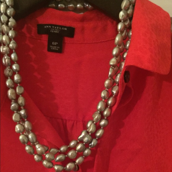 Shell button red snakeskin Ann Taylor blouse - Picture 2 of 3