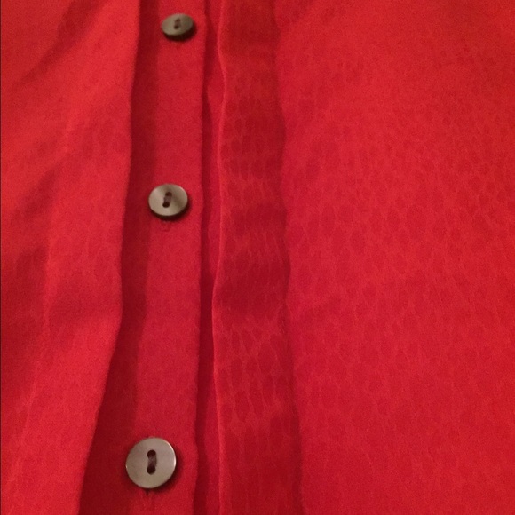 Shell button red snakeskin Ann Taylor blouse - Picture 3 of 3