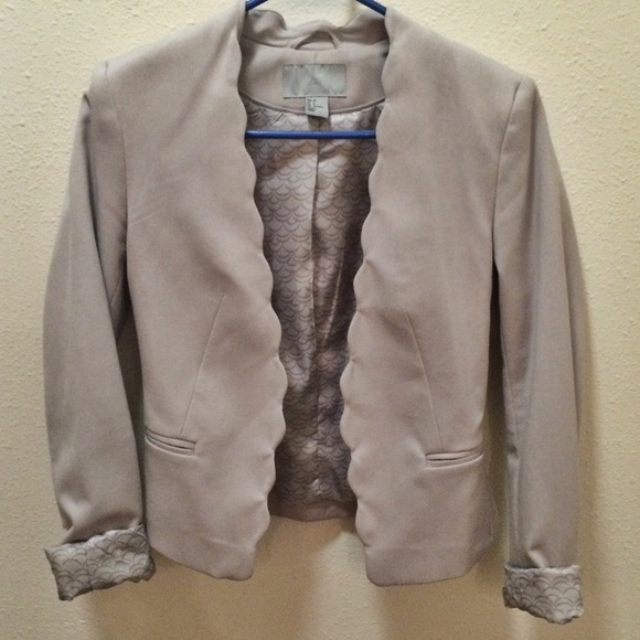 H&M sz 4 small off white, feminine blazer