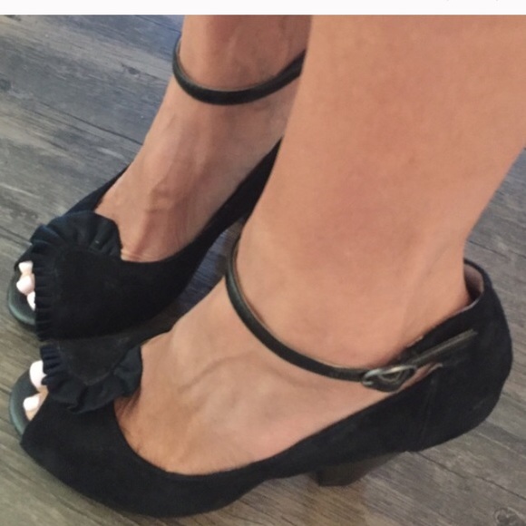 Seychelles peep toe pump