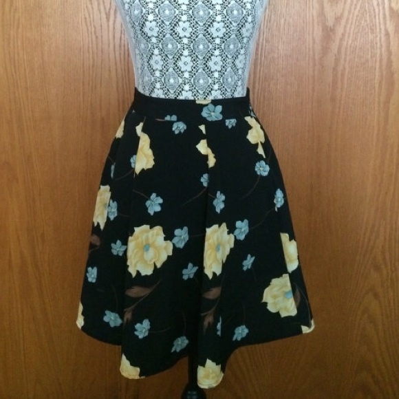90s Sellecca Black & Floral A-Line Mini Skirt