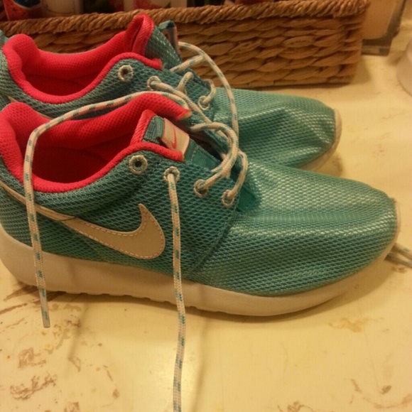 NIKE ROSHE ( AUTHENTIC ) SIZE 2.5Y
