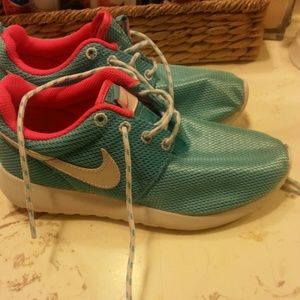 NIKE ROSHE ( AUTHENTIC ) SIZE 2.5Y
