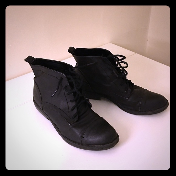 Sam & Libby black boots