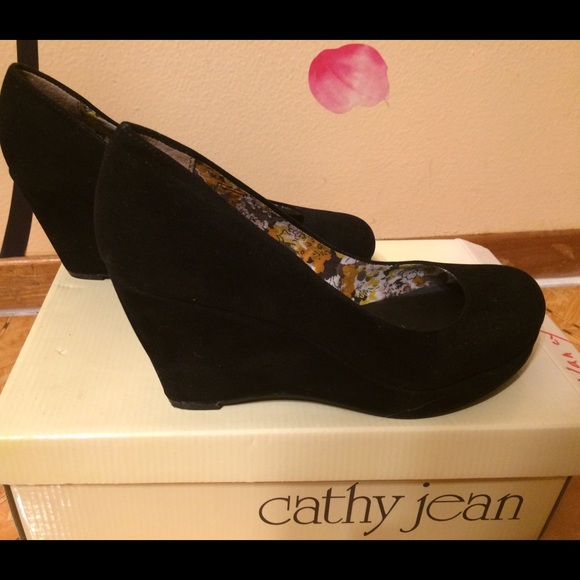 *NWOT* Cathy Jean Suede Wedges
