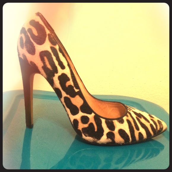 Leopard print pointy stilettos. Classic, neutral