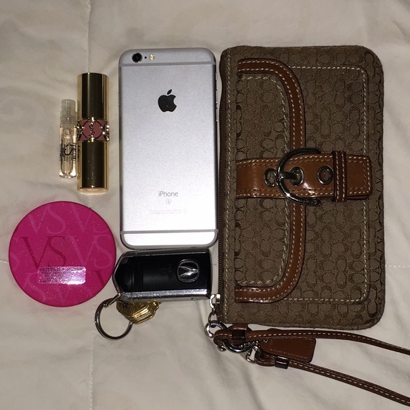 Used. Coach Wristlet - Authentic - Picture 2 of 4