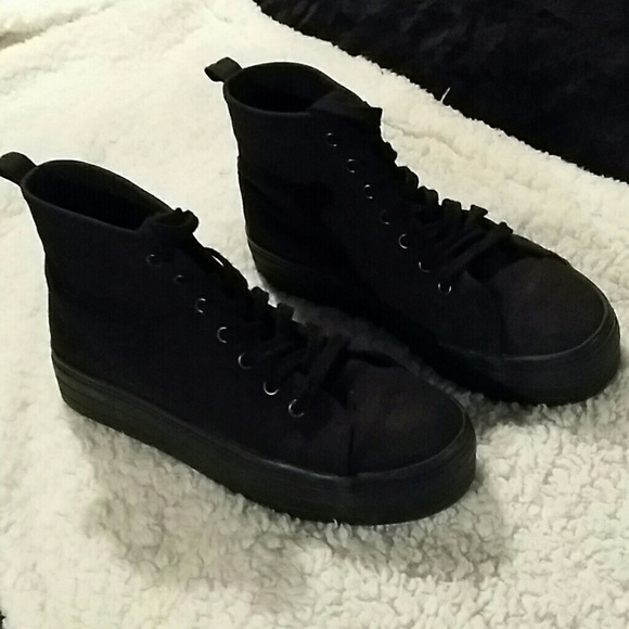 black high top tennis shoes