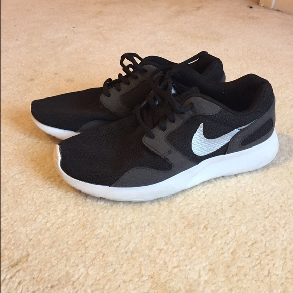 Black and white nike kaishis roshe runs😍