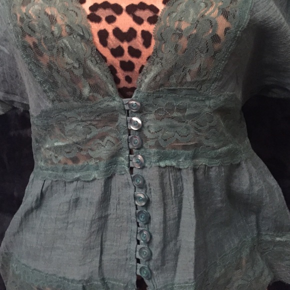 Bat winged blouse - Picture 2 of 4