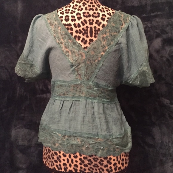 Bat winged blouse - Picture 3 of 4