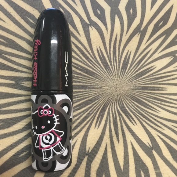 MAC lipstick HELLO KITTY COLLECTION in strayin