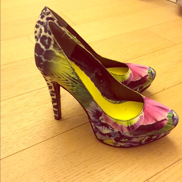 Nine West size 5 floral/animal print high heels