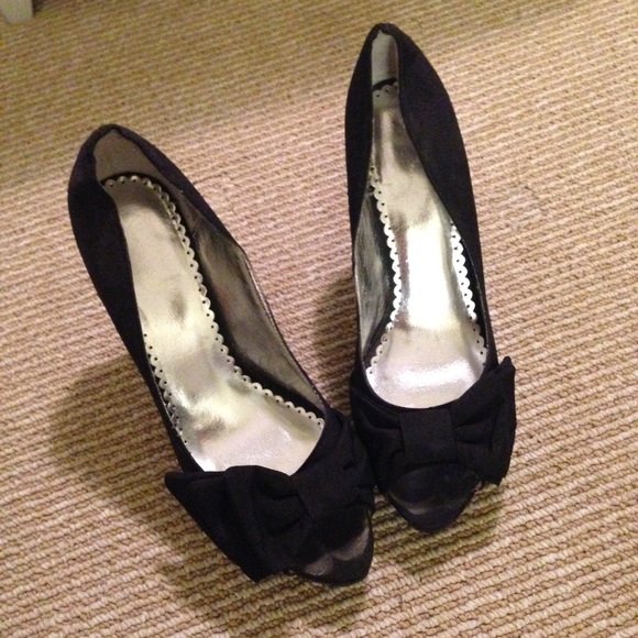 Black bow heels