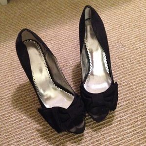 Black bow heels
