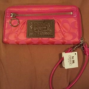 COACH POPPY WRISTLET/WALLET ,BEAUTIFUL, BRAND NEW