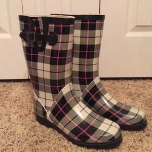 Adorable plaid rain boots!