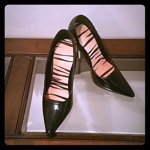 Gorgeous black pumps.