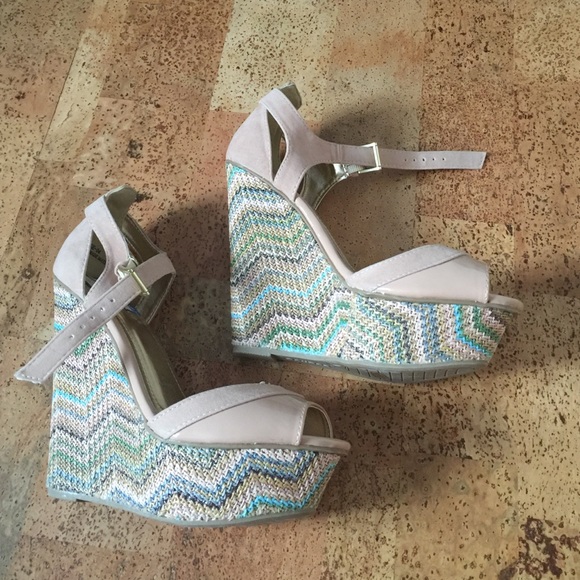 Brand new wedges..perfect Spring colors! 🌼