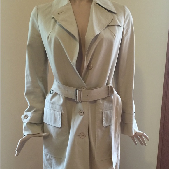 Woman's Burberry Trench- Perfect for Spring/Summer