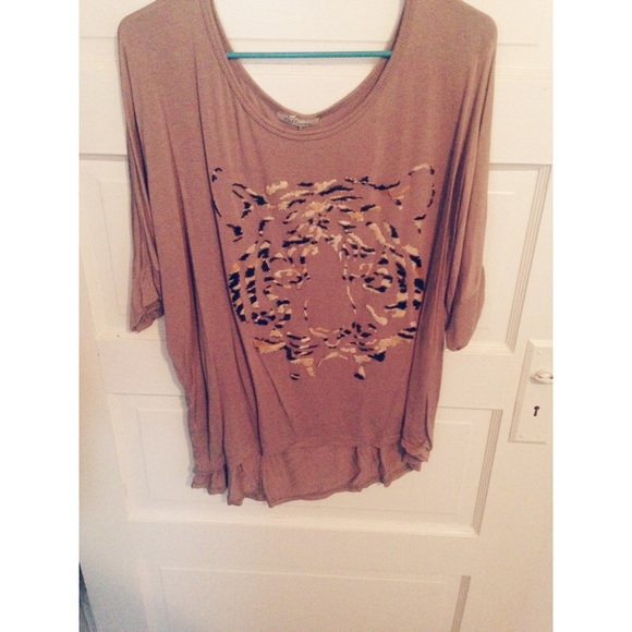 Longer crop top with lion head print on front