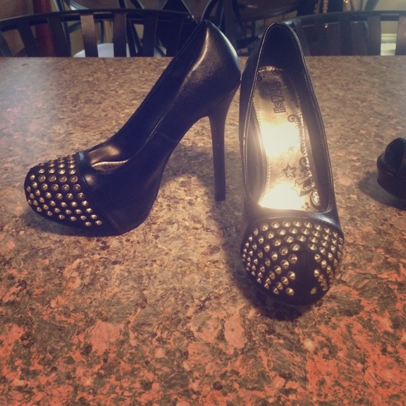 Black pumps with gold studs! 😍