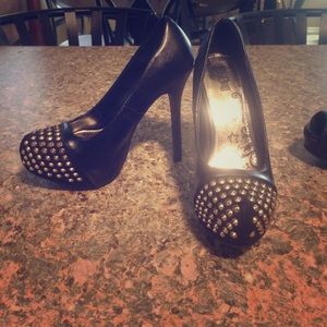 Black pumps with gold studs! 😍