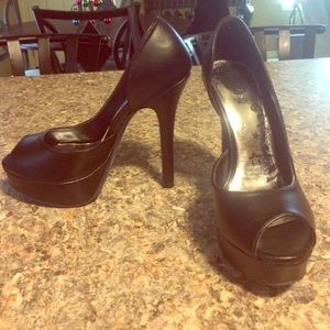 Black peep toe heels! 😘😘