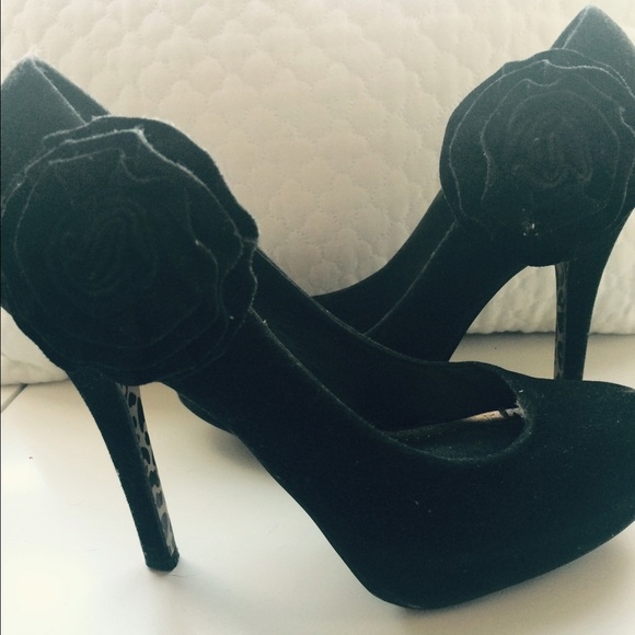 Black suede pumps with amazing detail! Sz 6