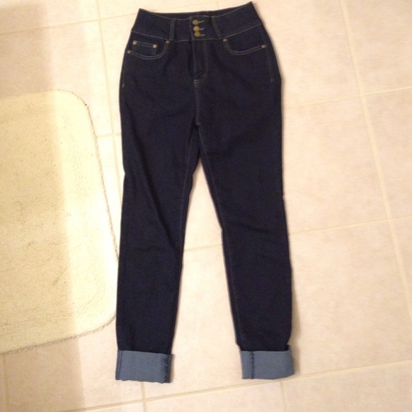Vintage high waisted jeans. No back pockets.