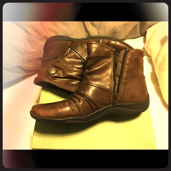 💛REDUCED! Like new Clarks brown leather boot 8.5