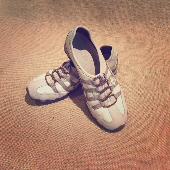 Cream/tan Skechers shoes