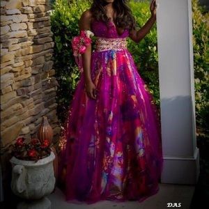 A beautiful prom dress/Ball