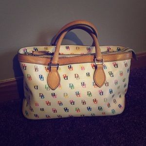 White Dooney &Bourke Purse. EXCELLENT condition.