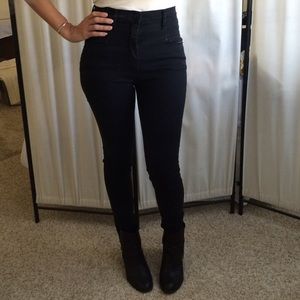 HIGH WAISTED BLACK JEANS