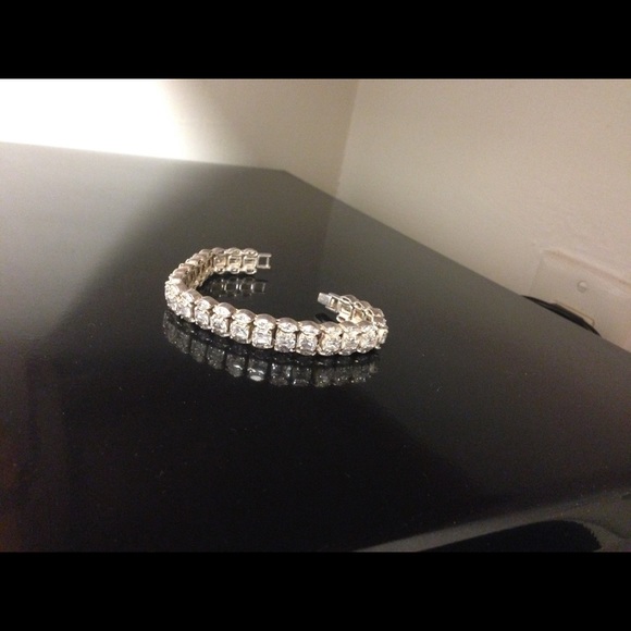 Tennis bracelet - Picture 1 of 3