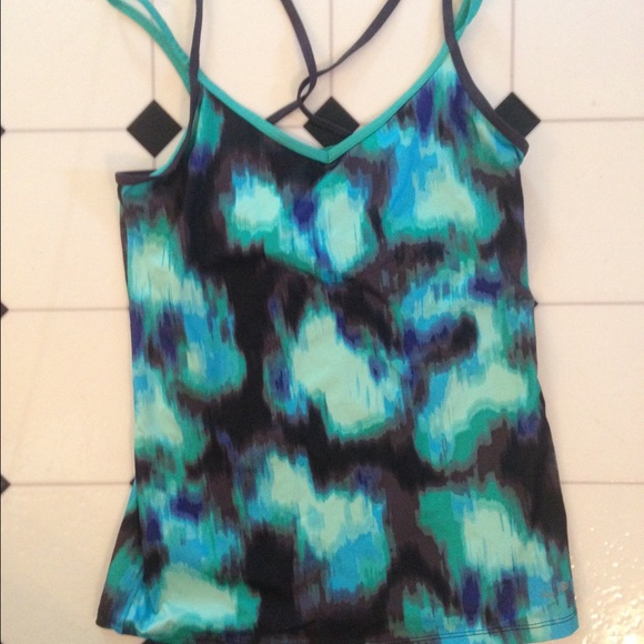 Workout tank with double cross cross strap