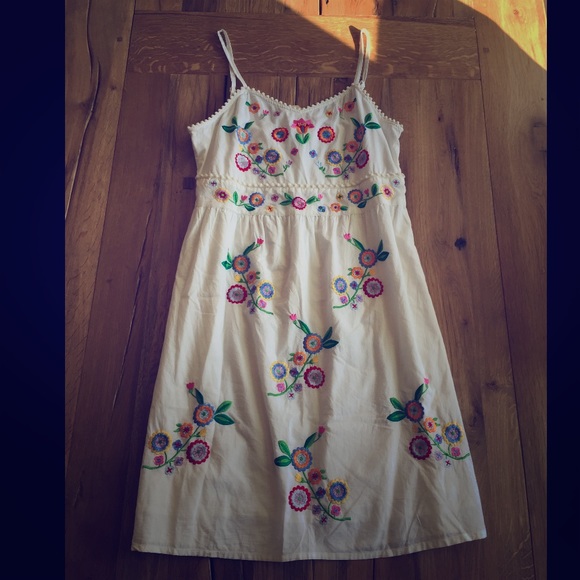 ✨SOLD✨Embroidered floral cream sundress🌻