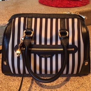 🎁 Henri Bendel Barrel Bag