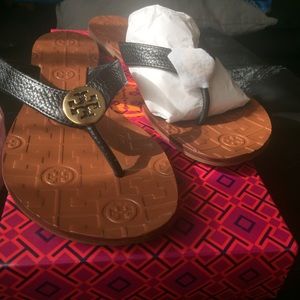 SOLD ☑️Tory burch black/gold sandals