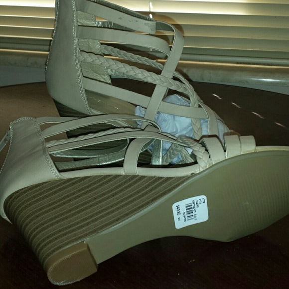 NWT NUDE WEDGE SANDALS - Picture 2 of 4