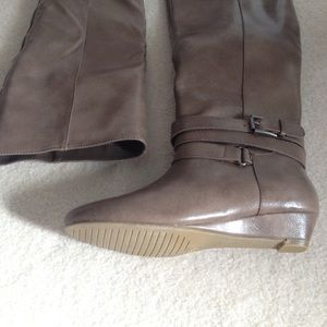 Brand new tiny wedge boots