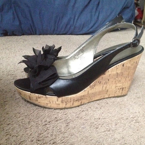 Black wedges with a bow - Picture 3 of 4