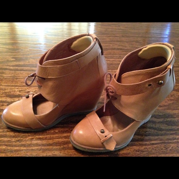 Adorable leather wedges