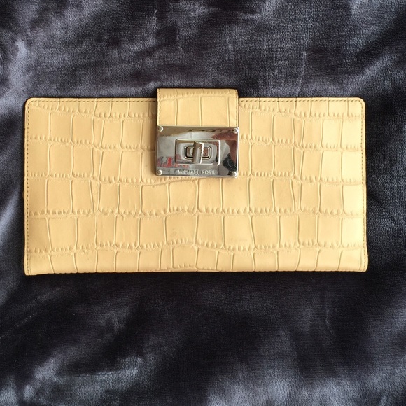 Michael kors clutch