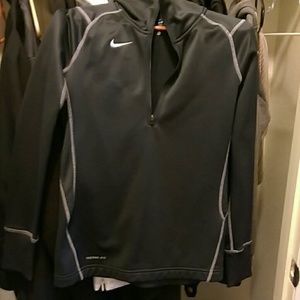 Nike size small therma fit pullover