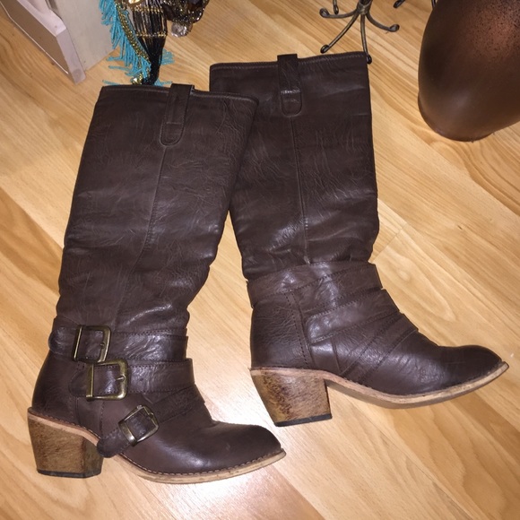 Brown man made leather buckled boots