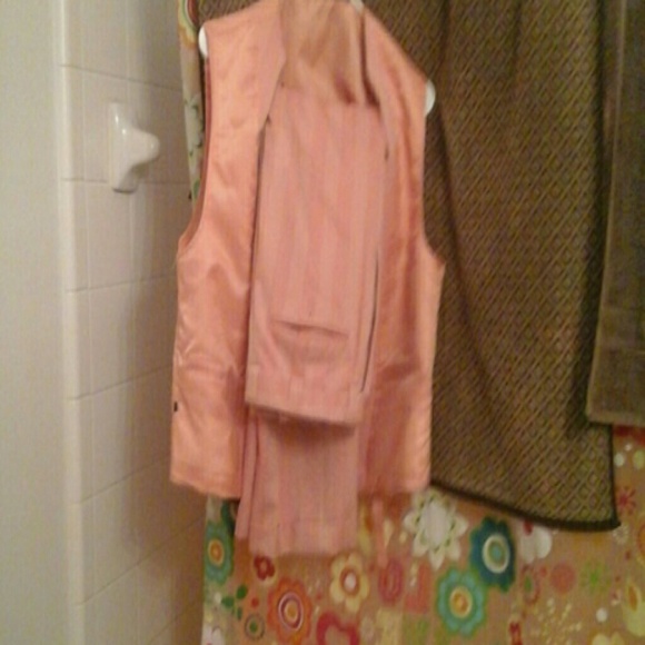 A suit - Picture 3 of 4